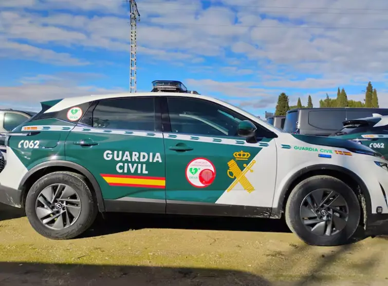 La Guardia Civil equipa patrullas con desfibriladores para actuar ante emergencias cardíacas